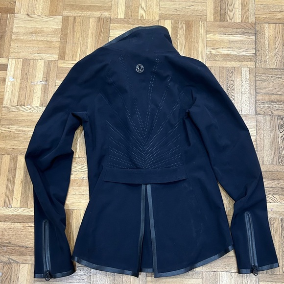 Lululemon jacket size 4 - Picture 3 of 6